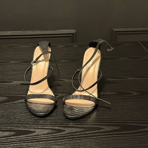 Fashionova size 10 heeled sandal with rhinestone embellishments - Picture 2 of 5